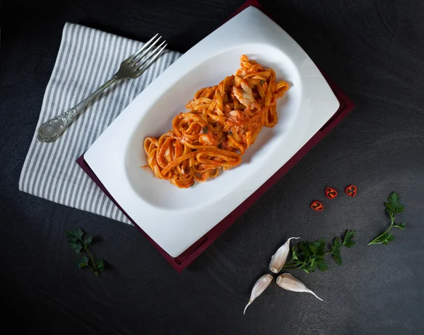 Pasta de Fettuccine con salsa de pez escorpión —  Fotos de Stock