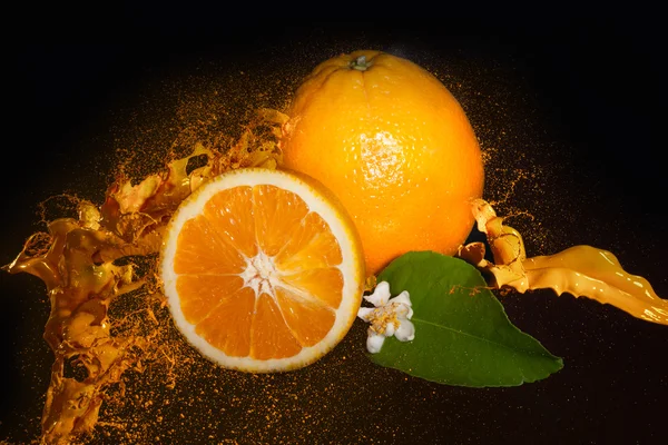 Čerstvý pomeranč v Juice Splash — Stock fotografie