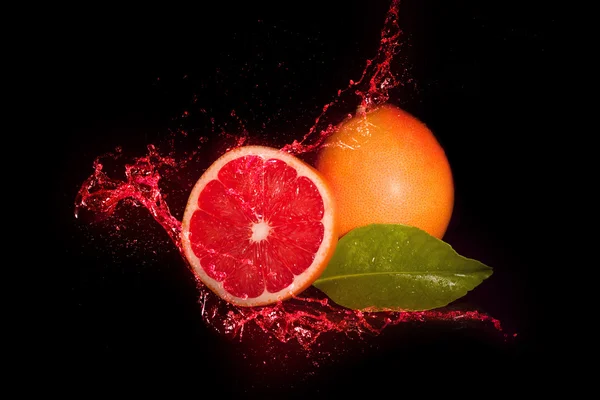 Pompelmo rosso dentro succo schizzo — Foto Stock