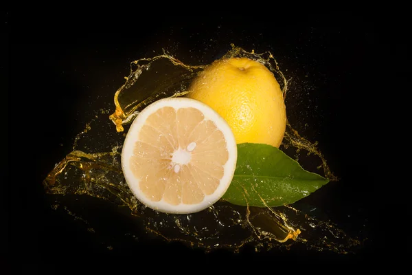 Pompelmo giallo dentro succo schizzo — Foto Stock