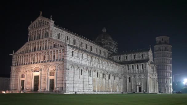 Catedral de Pisa y torre inclinada por la noche — Vídeo de stock