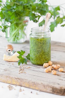 Maydanoz Pesto ve malzemeler