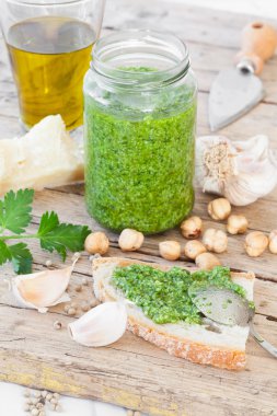 Taze hazırlanmış maydanoz Pesto