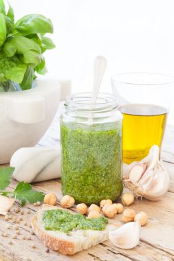 Taze fesleğen Pesto Bruschetta üzerinde