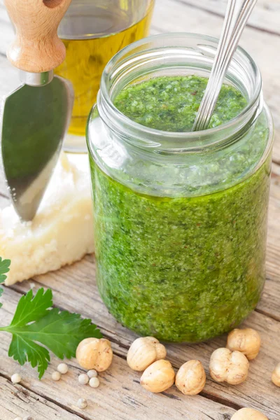 Closeup čerstvě vyrobené petržel Pesto — Stock fotografie