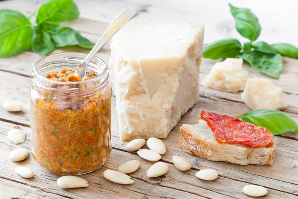 Pesto aus getrockneten Tomaten mit Mandeln und Basilikum — Stockfoto