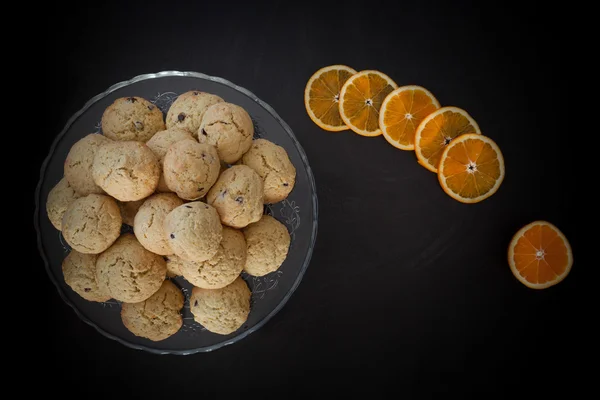 Orange Cookies auf schwarzem Hintergrund — Stockfoto