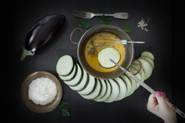 Yumurta patlıcan dilimi daldırma