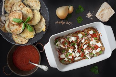 Patlıcan Parmigiana hazırlamak