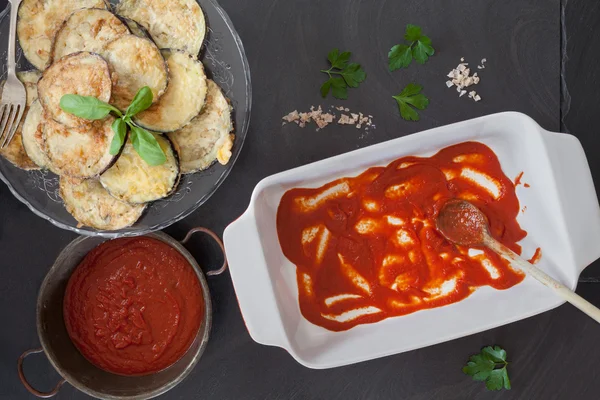 Ugnsfast form för Eggplant Parmigiana — Stockfoto