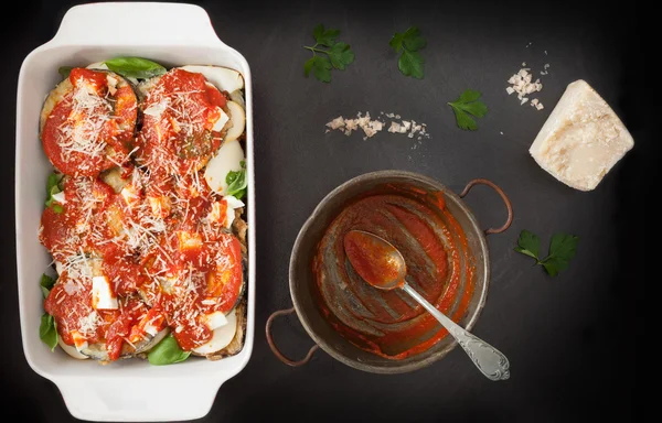 Fırında patlıcan Parmigiana hazır — Stok fotoğraf