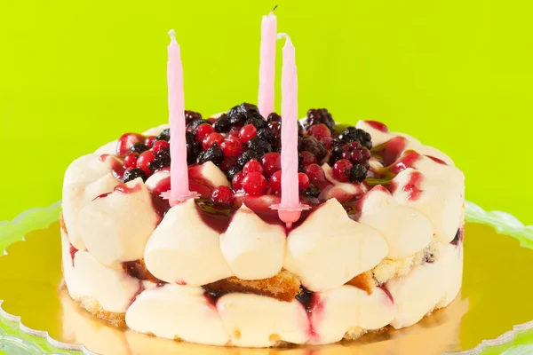 Üç mumlu doğum günü pastası. — Stok fotoğraf