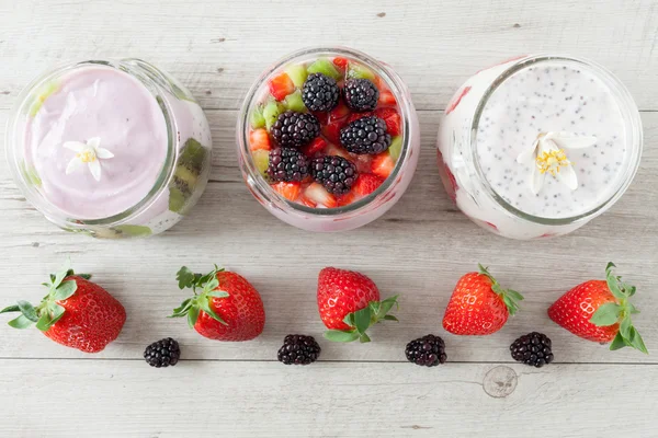 Yoghurt med jordgubbar och björnbär — Stockfoto