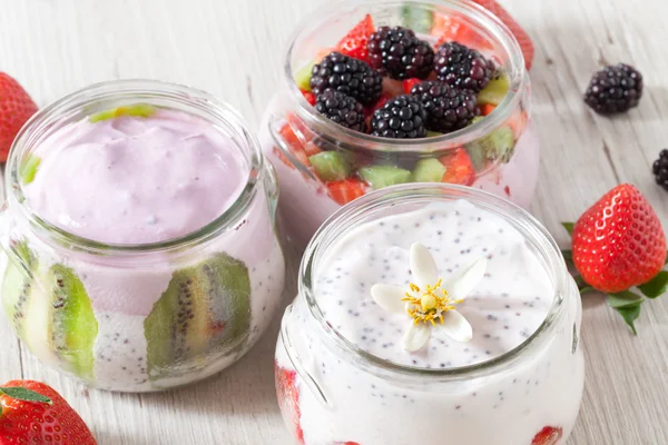 Frühstück mit Joghurt und Obst — Stockfoto