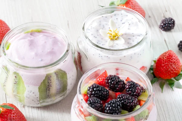 Yoghurt Blackberry Strawberry Kiwi — Stockfoto