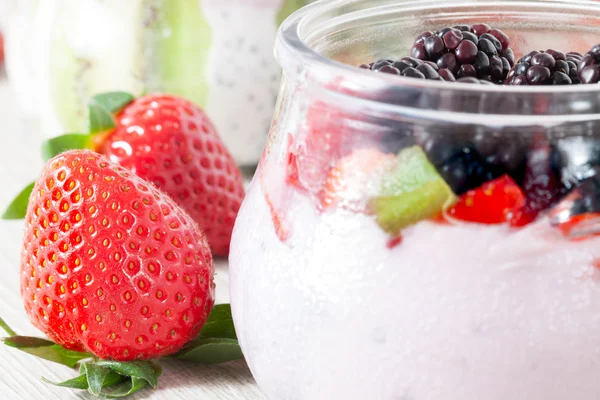 Röda frukter yoghurt — Stockfoto
