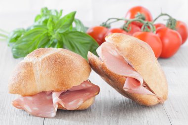 İki Mortadella sandviç