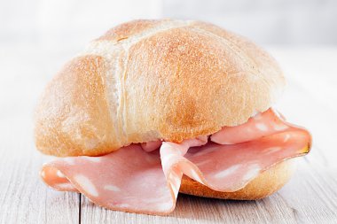 Parmak gıda Mortadella ve ekmek ile