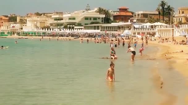 Главный пляж Санта-Маринеллы в Италии — стоковое видео