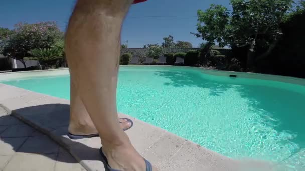 Az ember lába Flip Flops — Stock videók