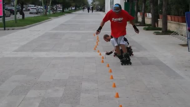 Slalom auf Rollerblades — Stockvideo