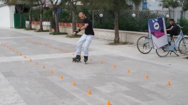 Slalom em lâminas de rolo — Vídeo de Stock