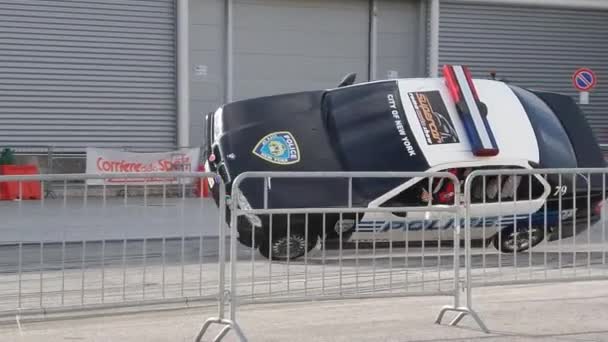 Espectáculo de truco con coche de policía — Vídeos de Stock