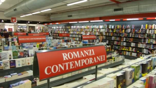 Boeken In de verkoop bij Mondadori Store — Stockvideo