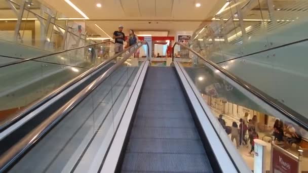 Travelator içinde alışveriş merkezi — Stok video