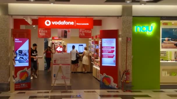 Vodafone shop im einkaufszentrum parco leonardo — Stockvideo
