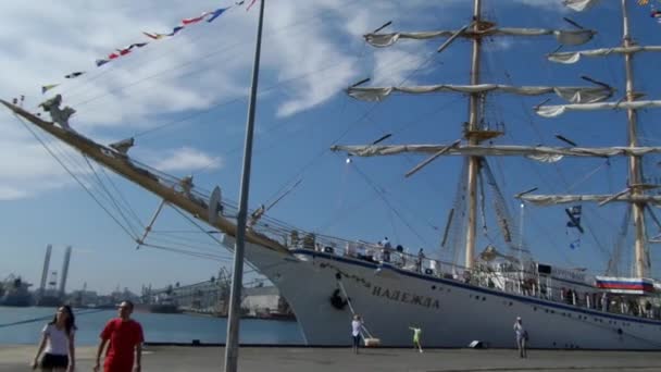 Nadezhda Navio à vela — Vídeo de Stock