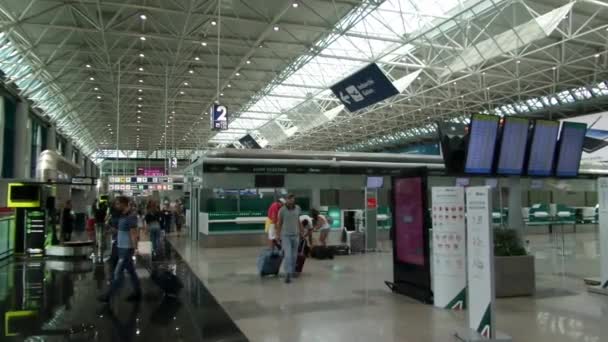 Reisende am Flughafen Rom — Stockvideo