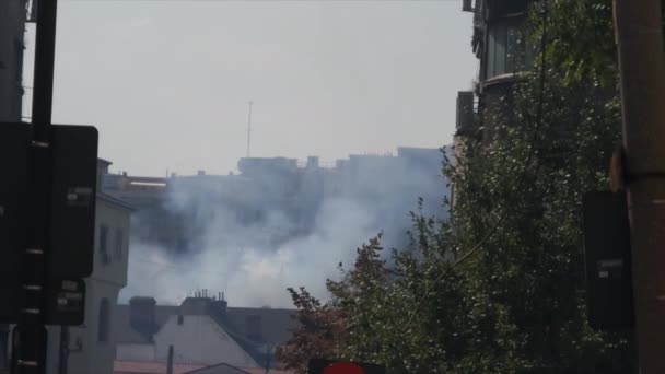 Şehir merkezindeki Attic Bükreş'te yangın — Stok video