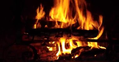 Şöminede yangın, yakın görüş tava hareketi