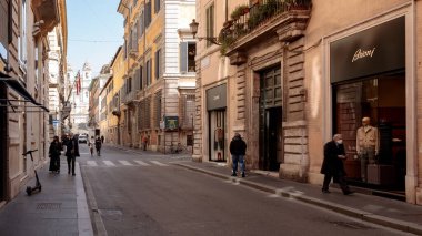 Roma, İtalya - 25 Şubat 2021: Via dei Condotti 'nin salgın döneminde Piazza di Spagna' ya bakması artık eskisi gibi işlek ve modaya uygun bir sokak değil.