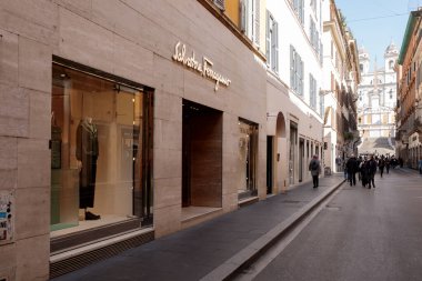 Roma, İtalya - 25 Şubat 2021: Via dei Condotti 'deki Salvatore Ferragamo butiği covid-19 salgını sırasında neredeyse boştu