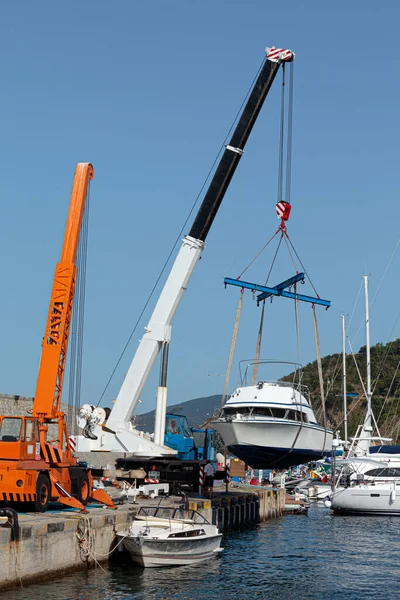 Lancering Van Boot Met Jachthavenkraan — Stockfoto