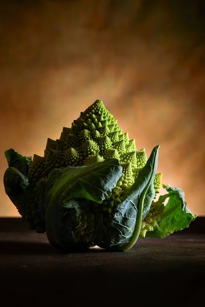 罗马花椰菜也被称为罗曼式花椰菜 Broccolo Romanesco 罗曼式花椰菜 Romanesque Cauliflower 或简称罗曼式花椰菜 图库照片