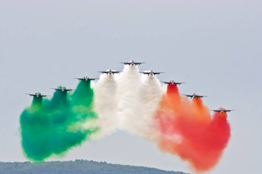 VİGNA DI VALLE, ROME, ITALY - 1 Haziran 2008: İtalyan Hava Kuvvetleri akrobatik takımının performansı