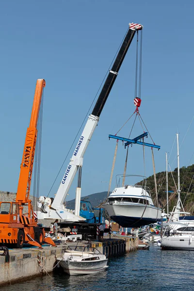 Marciana Marina Elba Island Olaszország 2012 Június Hajóindítási Műveletek Kikötődaruval Stock Fotó