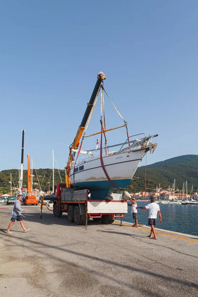 Marciana Marina Elba Island イタリア 2012年6月22日 水上でモーターボートを立ち上げる準備をしているチーム ロイヤリティフリーのストック画像