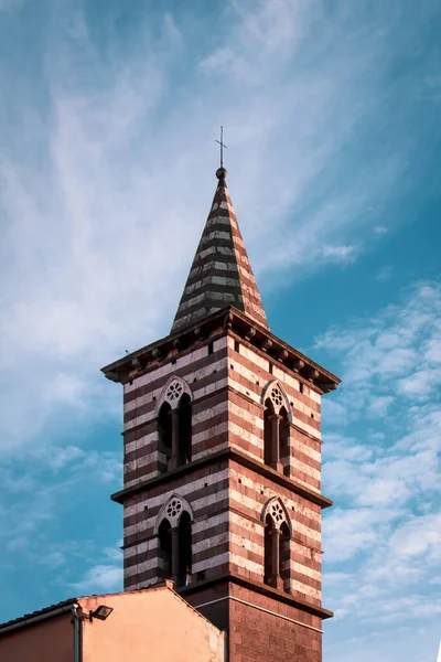 意大利维泰博大教堂钟楼 由当地的白色梯形和蓝绿色玄武岩交替组成 — 图库照片