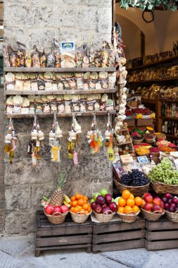 Makarna ve bakkal dükkanında meyve