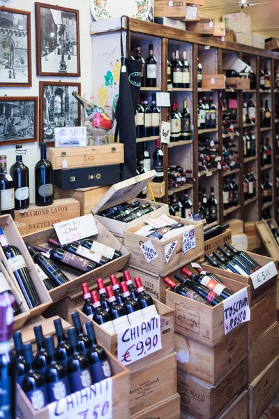 Chianti-Weinflaschen im Verkauf — Stockfoto