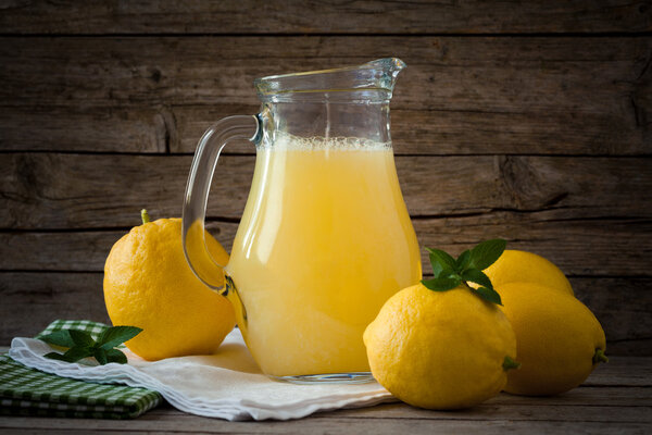 Лимонад и лимоны
