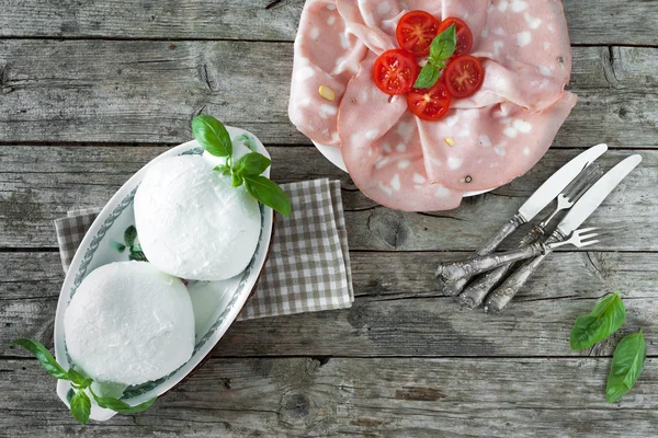 Mozzarella peyniri, Mortadella ve kiraz domates — Stok fotoğraf