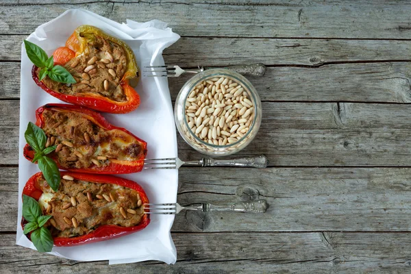 Peperoni ripieni e semi di pino — Foto Stock