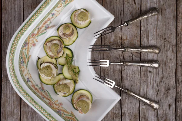 Zucchini med oxfilé mulle och örter Pesto — Stockfoto