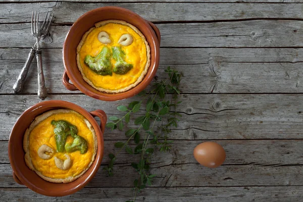 Broccoli taarten met cheddarkaas en saffraan — Stockfoto