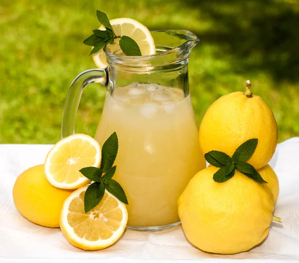 Глечик з лимонад — стокове фото